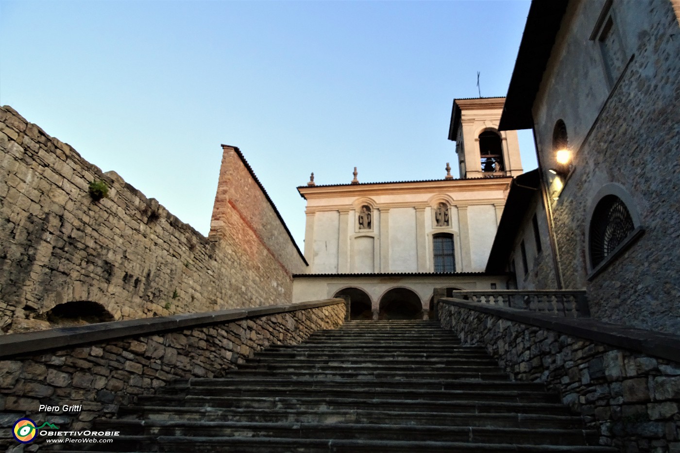 95 Ingresso gradinato alla Chiesa del Santo Sepolcro.JPG